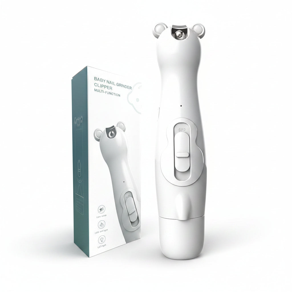 Bela električna turpija za nokte za bebe u obliku medvedića sa centralnim kliznim tasterom, pored originalne uspravne kutije sa natpisom Baby Nail Grinder Clipper.